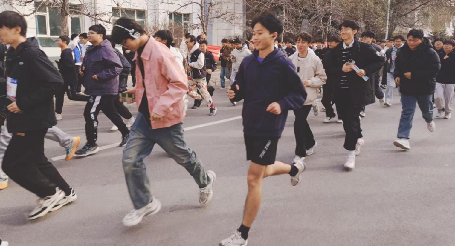 挑战自我 弘扬体育精神 ——成人影视片
举办师生冬季长跑活动